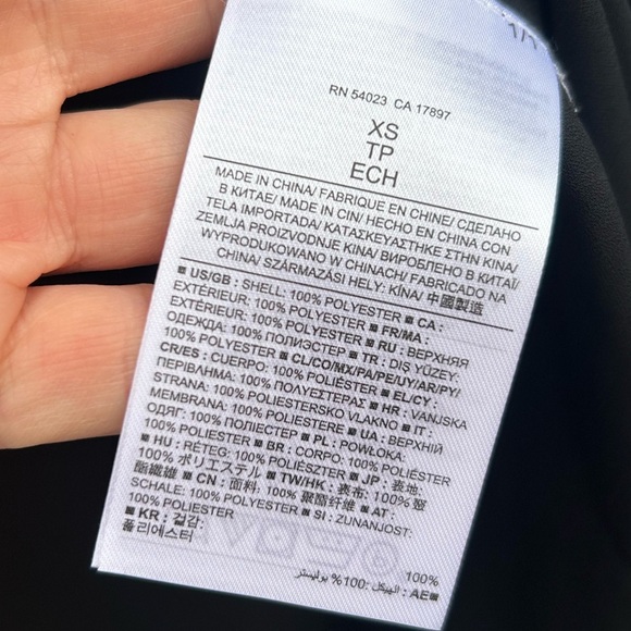 Banana Republic black sleeveless blouse, BNWT, size xs - Picture 6 of 9